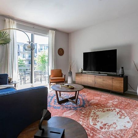 Black Swan - Heart Of Downtown - Midcentury With Patio Apartment กรีนวิลล์ ภายนอก รูปภาพ
