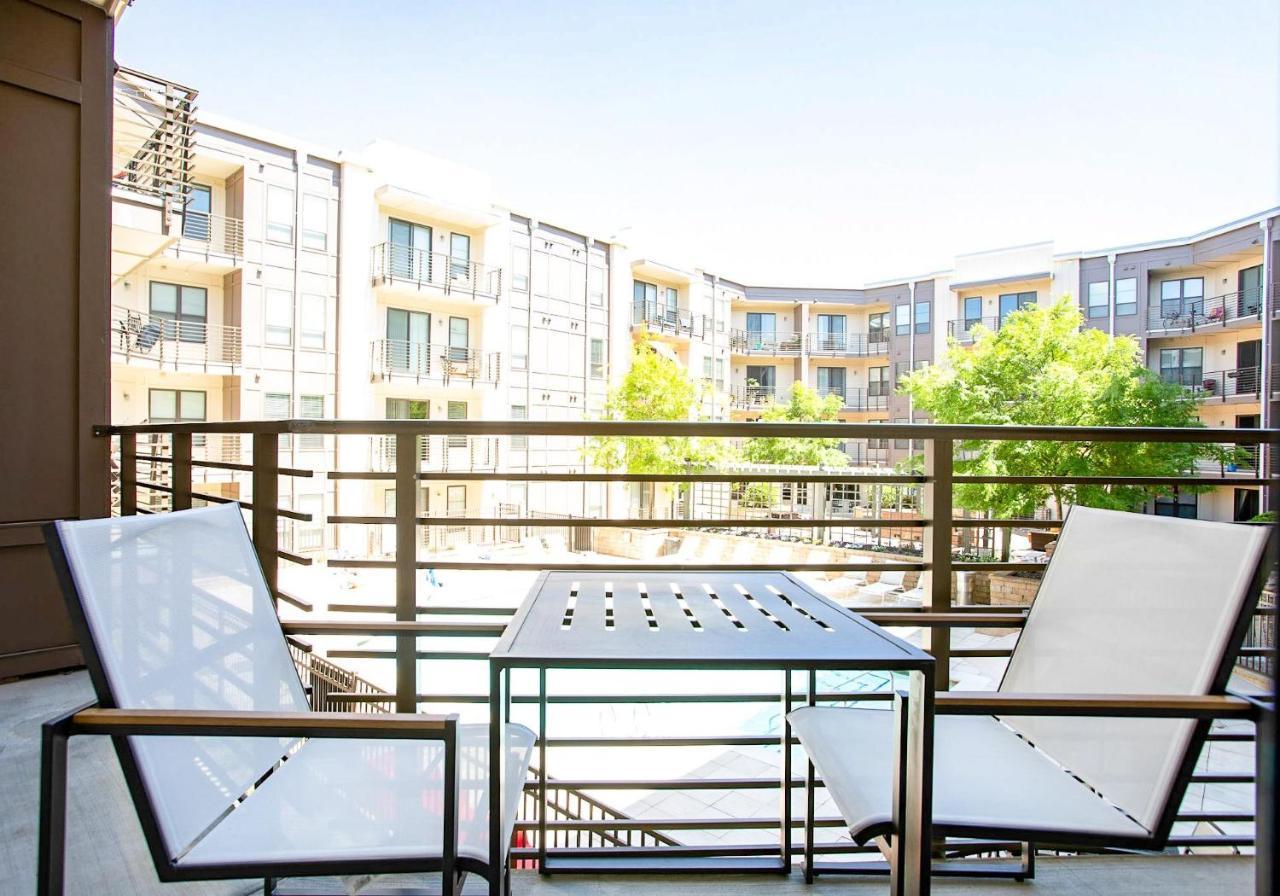 Black Swan - Heart Of Downtown - Midcentury With Patio Apartment กรีนวิลล์ ภายนอก รูปภาพ