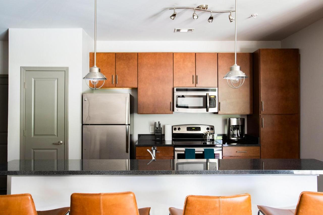 Black Swan - Heart Of Downtown - Midcentury With Patio Apartment กรีนวิลล์ ภายนอก รูปภาพ